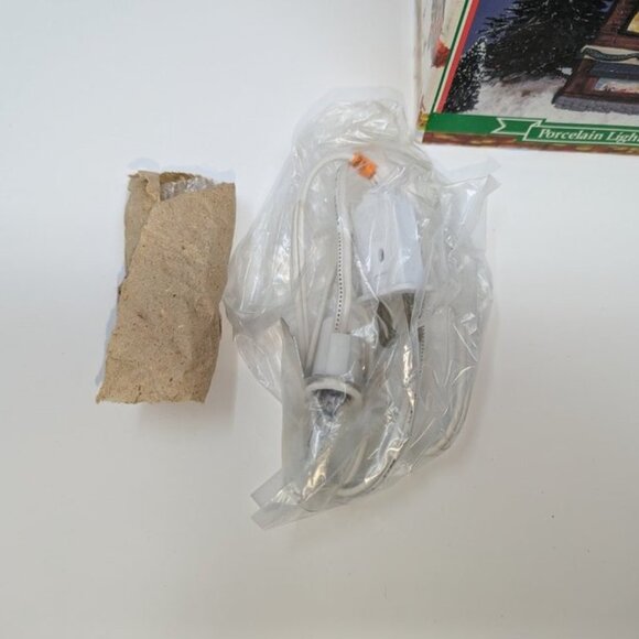 NEW VTG 1995 Winter Valley Villages Dollar General Store Porcelain Lighted House - Picture 9 of 15